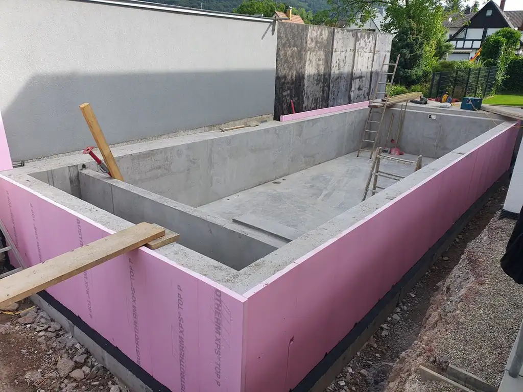 Concrete pool shell with insulation