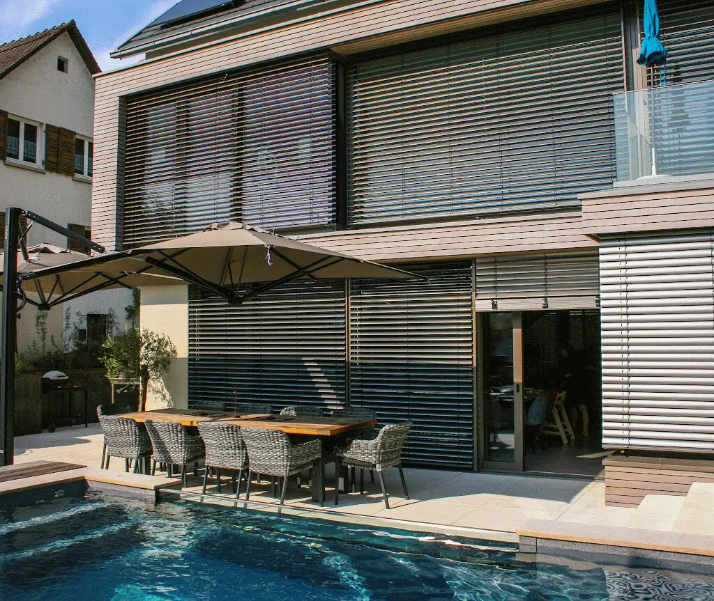 Dining area by the pool in front of the house with external blinds in Villingen-Schwenningen