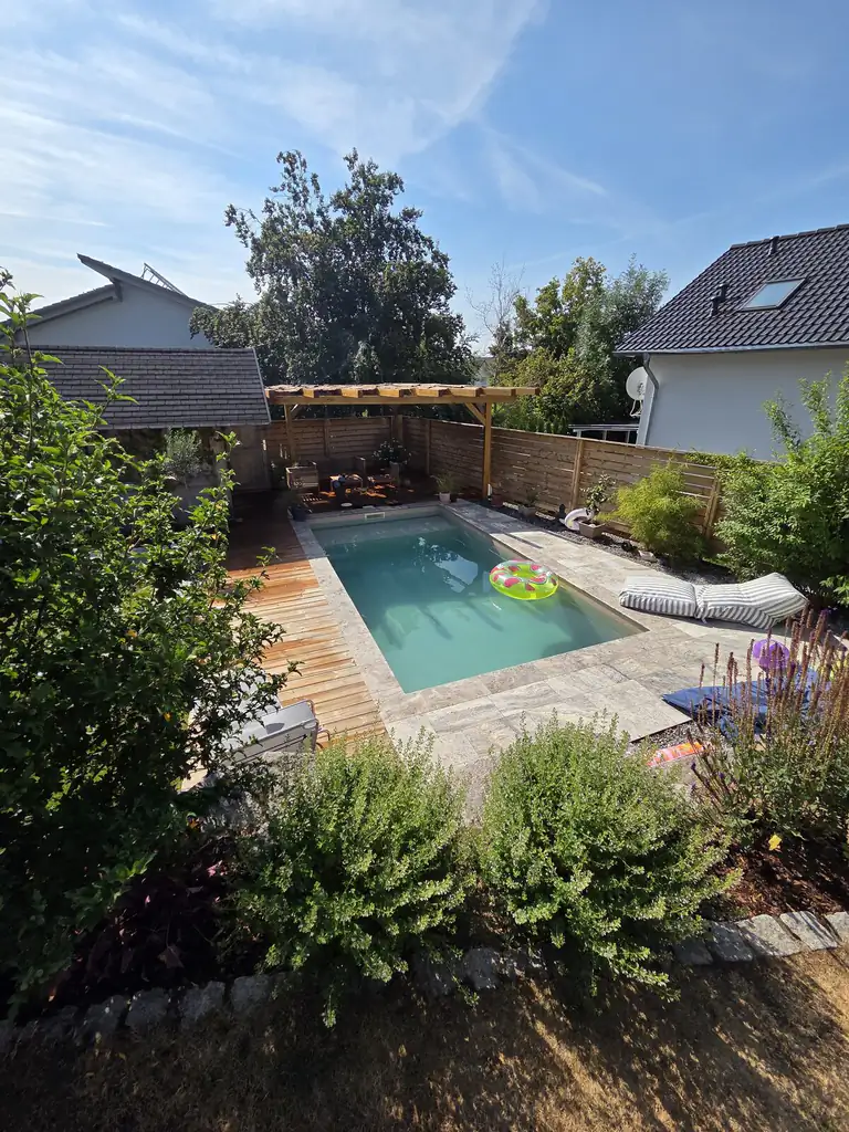 View from above through the garden onto the pool in Villingen-Schwenningen