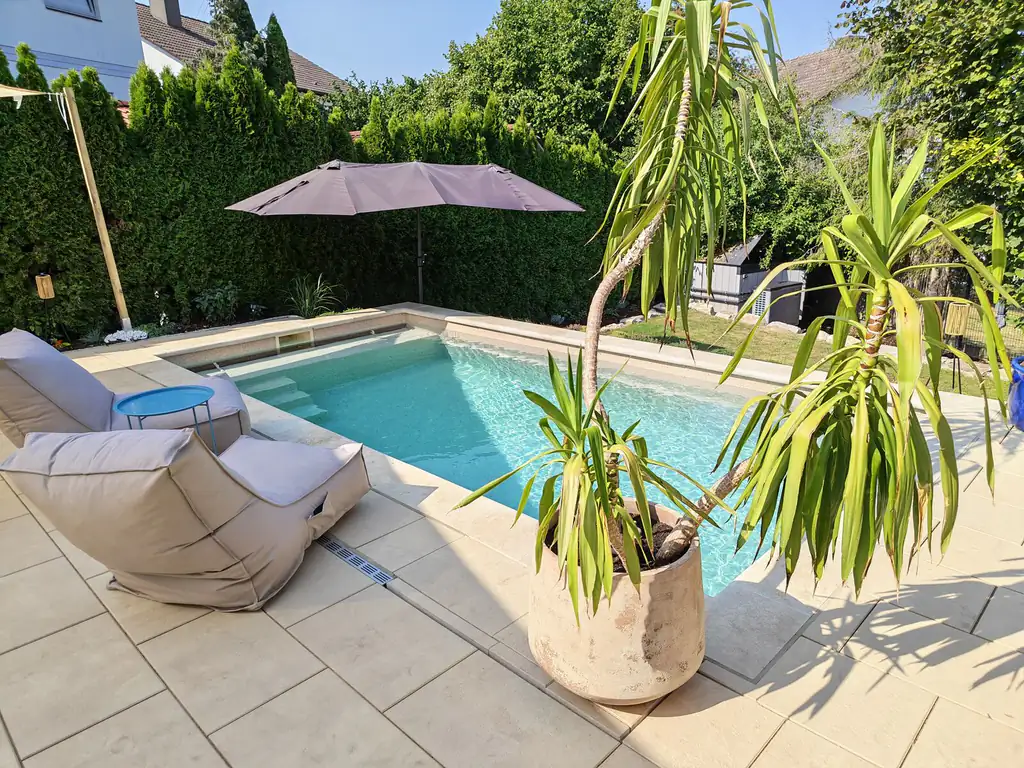 Lemon tree at the edge of the pool in Villingen-Schwenningen